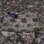 Bambino sul fiume Pasig, Manila, Filippine - Foto Mario Cruz | World Press Photo